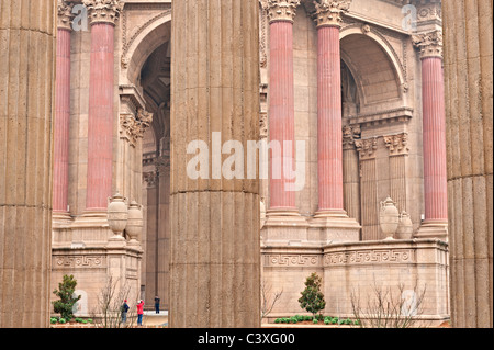 Palace of Fine Arts rotonde centrale, vue à travers les colonnes cannelées de l'encerclant pergola, San Francisco, Californie. Banque D'Images
