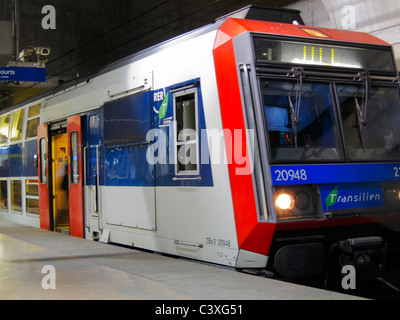 Paris, France, trains de banlieue, métro de Paris, RER de la gare SNCF Express à la gare sncf de banlieue « Transilien », trains métropolitains couleur ville Banque D'Images