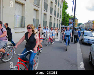 Ver-voiles, France, scènes de rue urbaines, groupes de touristes équitation vélos loués, vélo, scène de rue parisienne animée, mobilité urbaine Banque D'Images