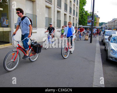 Versailles, France, ville urbaine, scènes de rue, Groupe Cyclotouristes Équitation vélo vélos loués sur trottoir Banque D'Images