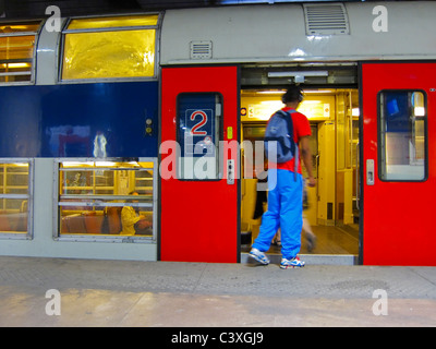 Paris, France, personnes embarquant dans le train de banlieue, métro Paris, RER de la gare sncf Express à la gare sncf de banlieue Transilien, trains de la ligne métropolitaine ile de france Banque D'Images