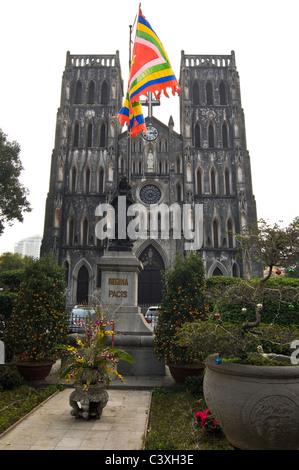 Vue verticale de la cathédrale St Joseph (Nhà thờ Lớn Hà Nội ou Nhà thờ tòa Chính Thánh Giuse), une église catholique romaine à Hanoi. Banque D'Images