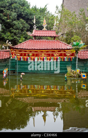 Close up vertical d'une exécution traditionnelle avec des marionnettes de l'eau au Vietnam. Banque D'Images