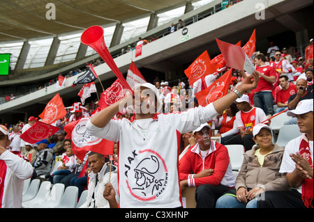 Les partisans de l'Ajax Cape Town Football Club à Cape Town Stadium, Cape Town, Western Cape, Afrique du Sud Banque D'Images