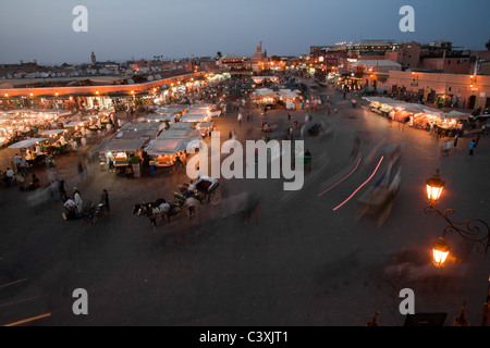 Vendeurs à la place Jemaa el-Fna au crépuscule Banque D'Images