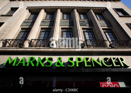 Marks & Spencer shop avant, Birmingham, Angleterre, RU Banque D'Images