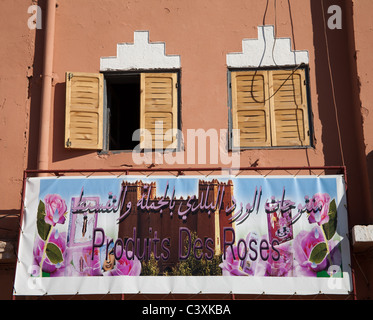 La Boutique Sign, la vente de produits au cours de la rose rose festival à El Kelaa M'Gouna, Maroc Banque D'Images