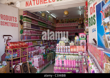 Magasin qui vend des produits au cours de la rose rose festival à El Kelaa M'Gouna, Maroc Banque D'Images