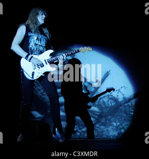 Janick Gers joue avec Iron Maiden durant leur perfomance dans le Cardiff International Arena au Pays de Galles, Royaume-Uni. Banque D'Images