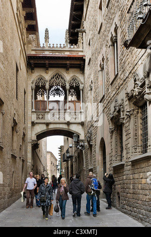 Pont del Bisbe, une passerelle de style néogothique sur Carrer Bisbe dans le quartier Gothique (Barri Gotic), Barcelone, Catalogne, Espagne. Banque D'Images