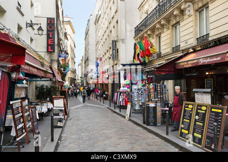 Restaurants et magasins sur la Rue de la Huchette dans la zone St Séverin du Quartier Latin, Paris, France Banque D'Images