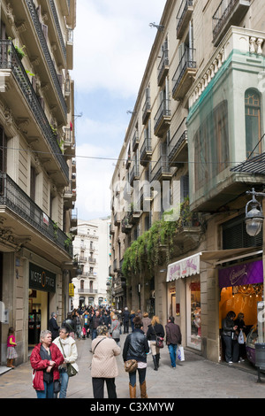 Boutiques sur Carrer de Cucurulla juste à côté de La Rambla (Las Ramblas) dans le centre-ville, Barcelone, Catalogne, Espagne Banque D'Images