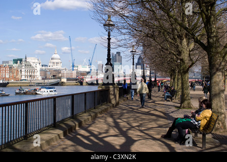 Voir à partir de la rive sud de la rivière Thames et de la ville de Londres Banque D'Images