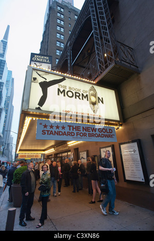 Les amateurs de théâtre juste avant que l'extérieur du rideau d'Eugene O'Neill Theatre où 'Le Livre de Mormon' est l'exécution de Banque D'Images