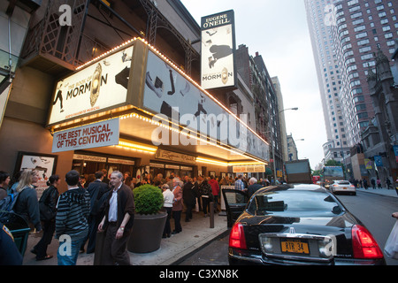 Les amateurs de théâtre juste avant que l'extérieur du rideau d'Eugene O'Neill Theatre où 'Le Livre de Mormon' est l'exécution de Banque D'Images
