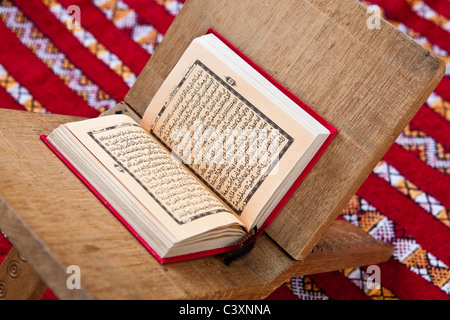 Coran en arabe style Warsh ouvert sur un siège en bois coran Banque D'Images