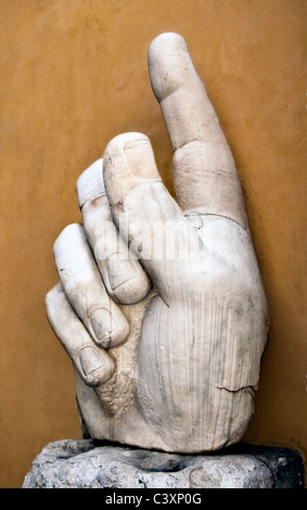 Main de l'empereur Constantin I le Grand- fragment de la statue colossale exposées dans les musées du Capitole - Rome Italie Banque D'Images