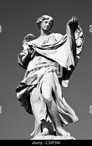 Ange avec le Sudarium- une des statues sur la Sant Angel ( Ponte San Angelo) Rome Italie par le sculpteur italien Antonio Susillo Banque D'Images