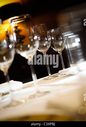 Le vin est versé dans le dans des verres à vin dans une table à manger. Banque D'Images