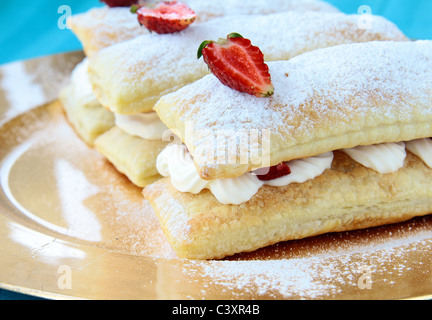 Dessert gâteau de pâte feuilletée, de la crème fouettée et les fraises Banque D'Images