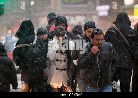 Tempête de neige à New York City à partir de midi le lendemain de Noël. West 34th Street & 8th Avenue regardant vers l'Est Banque D'Images