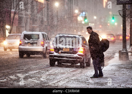 Tempête de neige à New York City à partir de midi le lendemain de Noël. West 34th Street & 8th Avenue regardant vers l'Est Banque D'Images