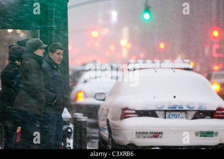 Tempête de neige à New York City à partir de midi le lendemain de Noël. West 34th Street & 8th Avenue regardant vers l'Est Banque D'Images