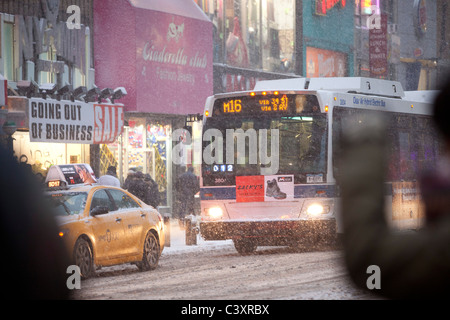 Tempête de neige à New York City à partir de midi le lendemain de Noël. West 34th Street & 8th Avenue regardant vers l'Est Banque D'Images