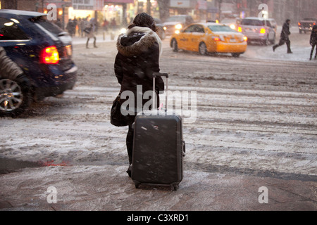 Tempête de neige à New York City à partir de midi le lendemain de Noël. West 34th Street & 8th Avenue regardant vers l'Est Banque D'Images