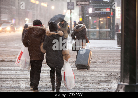 Tempête de neige à New York City à partir de midi le lendemain de Noël. West 34th Street & 8th Avenue regardant vers l'Est Banque D'Images