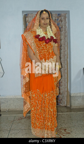 Une femme musulmane en tenue pour le jour de son mariage. Banque D'Images
