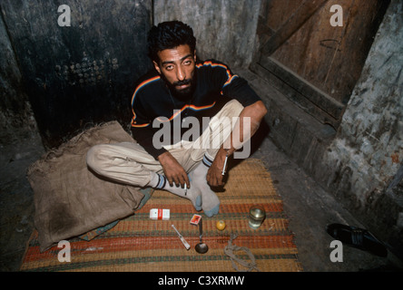 Indian toxicomane après injection d'obtenir des lui-même avec l'héroïne. Bombay, Inde. Banque D'Images