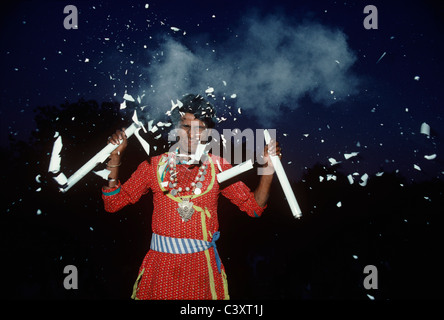 Indian Street Performer Ampoules Smashes sur sa tête. New Delhi, Inde Banque D'Images