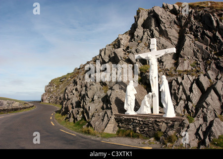 Jésus sur la croix les statues sur la route dans l'Irlande rurale Banque D'Images