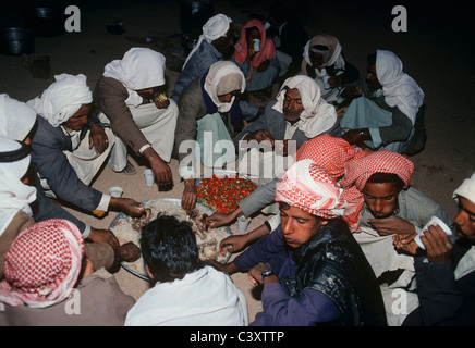 Bédouins fêter la fin du Ramadan avec de grands repas. Sinaï- Egypte. Banque D'Images