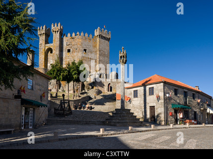 Le Portugal, la Beira Alta, Penedono village, le château et le pilori Banque D'Images