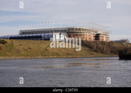 Le Centre Aquatique de Sunderland et le stade de la lumière, de l'accueil de Sunderland AFC sur les rives de la rivière Wear Banque D'Images