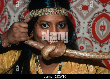 Liens un charmeur de serpent boa constrictor dans un noeud. Jaipur - Inde Banque D'Images