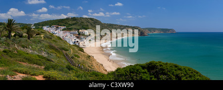 Le Portugal, l'Algarve, le village et la plage de Salema au printemps Banque D'Images