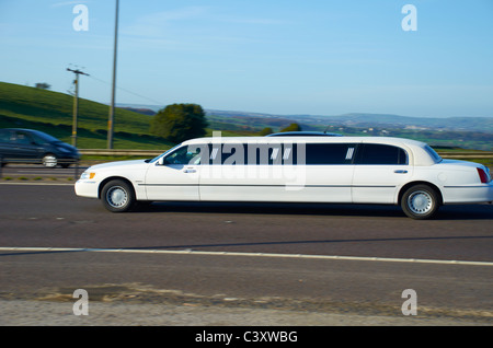 Limousine stretch blanc sur l'autoroute. Banque D'Images