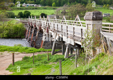 Broomhill Bridge (1094) sur la rivière Spey près de Nethy Bridge, Strathspey. Construit sur 15 chevalets en bois ; John Mackenzie. Banque D'Images