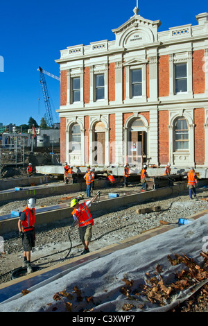 Des ingénieurs sur site pour déplacer la cage Tavern après qu'il a été déplacé pour permettre la construction du tunnel autoroutier Victoria Park Banque D'Images