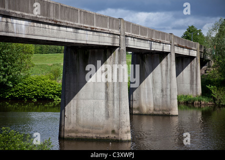 Polmadie Bridge (1955, ingénieur : Robert Bruce), béton précontraint une passerelle sur la rivière Clyde en Polmadie, Glasgow. Banque D'Images