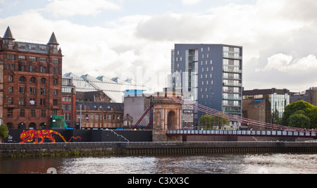 St Andrews pont suspendu au-dessus de la rivière Clyde dans le centre de Glasgow avec la peinture murale de la bière Tiger par John McFaul du McFaul Studio. L'Écosse, Royaume-Uni Banque D'Images