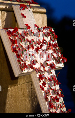 Une croix de coquelicots jette sur le cénotaphe de l'aube, War Memorial Museum, Auckland, Nouvelle-Zélande Banque D'Images