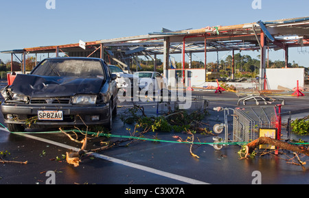 Albany Mega shopping mall avec des voitures d'endommager par la tornade sur la rive nord, Auckland, Nouvelle-Zélande, le mercredi, 04 mai 2011. Banque D'Images