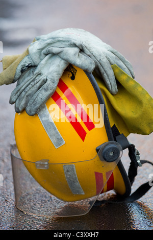 Casque de pompier et des gants, Auckland, Nouvelle-Zélande, le jeudi 12 mai 2011. Banque D'Images