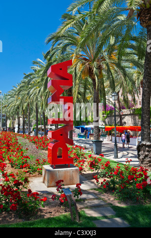 Palma sculpture verticale signe sur Av.de Gabriel Roca bordée de palmiers avec des étals de marché Palma de Majorque Espagne Banque D'Images