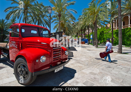 MARCHÉ EXTÉRIEUR DE PALMA STALLES Vintage espagnol rouge livraison lorry publicité marché du vin stalle avec homme portant guitare espagnole Palma de Majorque Espagne Banque D'Images