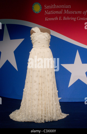 Michelle Obama et le look Jason Wu à l'inaugural au cours d'une robe de cérémonie au Smithsonian's National Museum d'un Banque D'Images